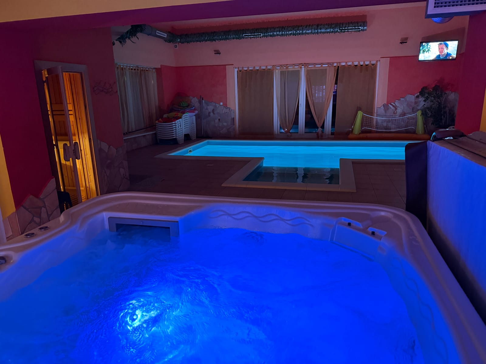 Medence és jacuzzi este – kék fénnyel